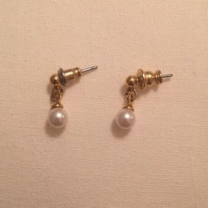 Gold tone dangling earrings with pearl